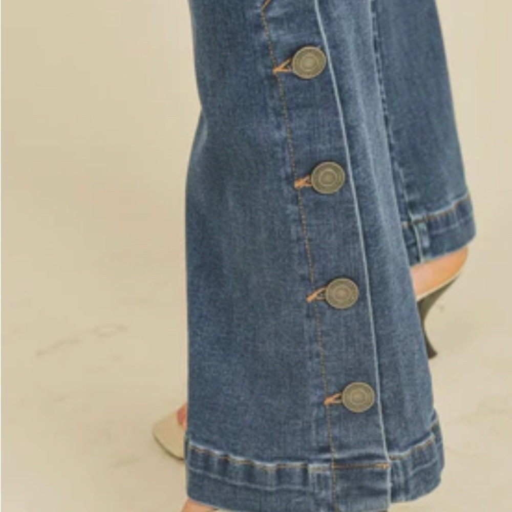 Rubberband stretch button flair. Size 27.​​​